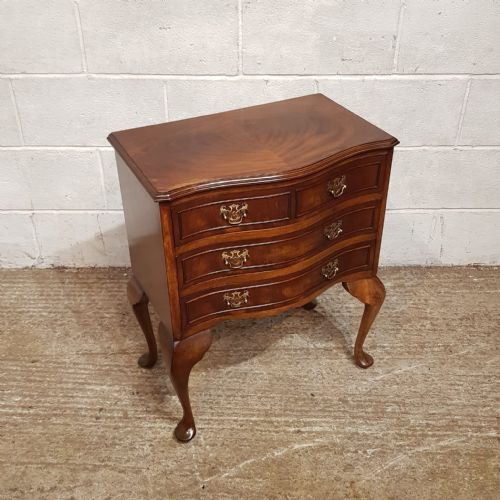 fig 2. A PAIR OF MAHOGANY SERPENTINE FRONTED BEDSIDE CHESTS C1920