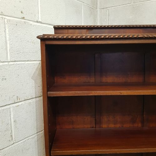 AN EDWARDIAN MAHOGANY OPEN BOOKCASE C1910 - ADDITIONAL PHOTO 5