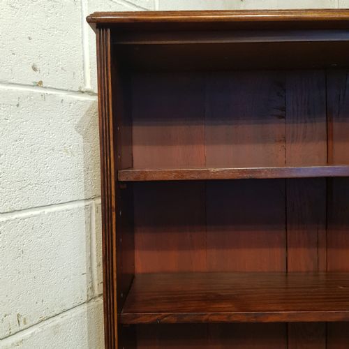 fig 2. An Edwardian mahogany open bookcase featuring four tier shelf spaces, reeded vertical side moulding, and bracket feet.