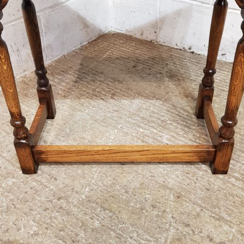 A PAIR OF OAK SIDE TABLES C1920 - ADDITIONAL PHOTO 1