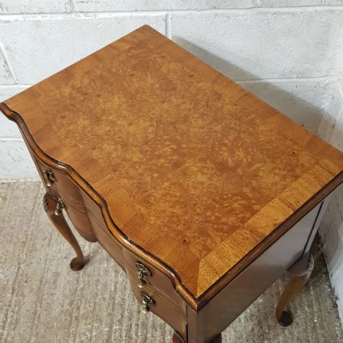 A SMALL BURR WALNUT EDWARDIAN SERPENTINE FRONTED SIDE TABLE C1900 - ADDITIONAL PHOTO 4