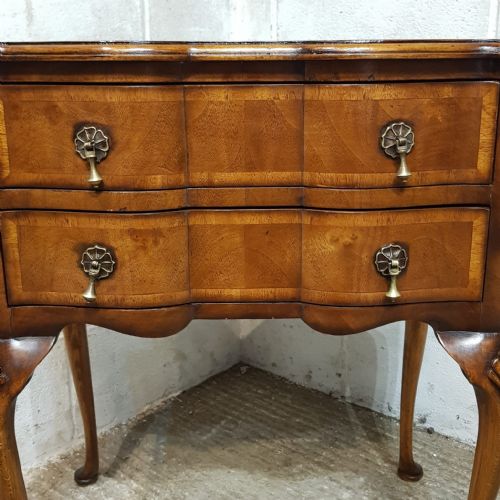 A SMALL BURR WALNUT EDWARDIAN SERPENTINE FRONTED SIDE TABLE C1900 - ADDITIONAL PHOTO 5