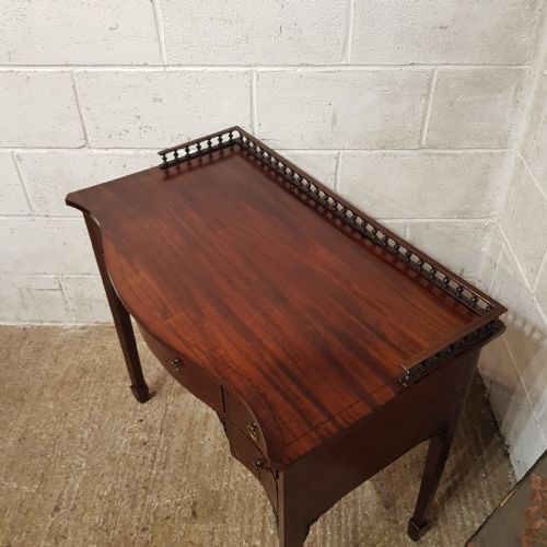 AN EDWARDIAN SERPENTINE FRONTED MAHOGANY WRITING TABLE C1900 - ADDITIONAL PHOTO 1