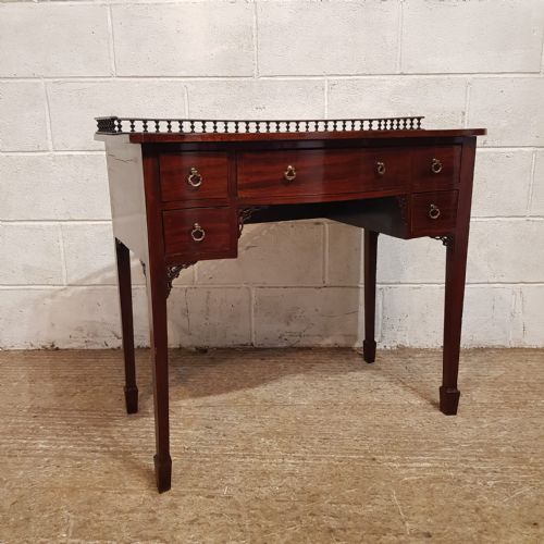 AN EDWARDIAN SERPENTINE FRONTED MAHOGANY WRITING TABLE C1900 - ADDITIONAL PHOTO 2