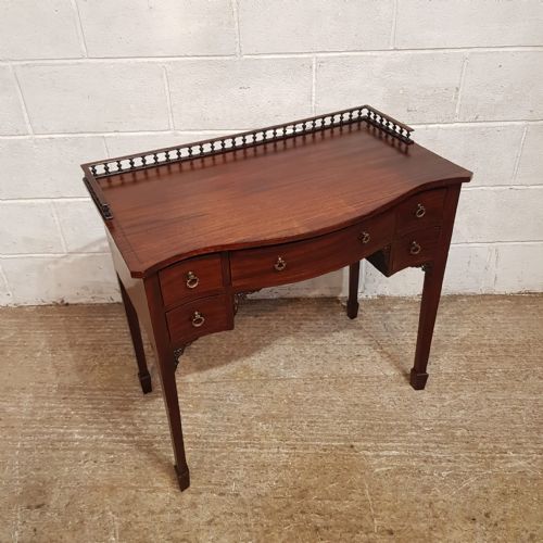 AN EDWARDIAN SERPENTINE FRONTED MAHOGANY WRITING TABLE C1900 - ADDITIONAL PHOTO 3
