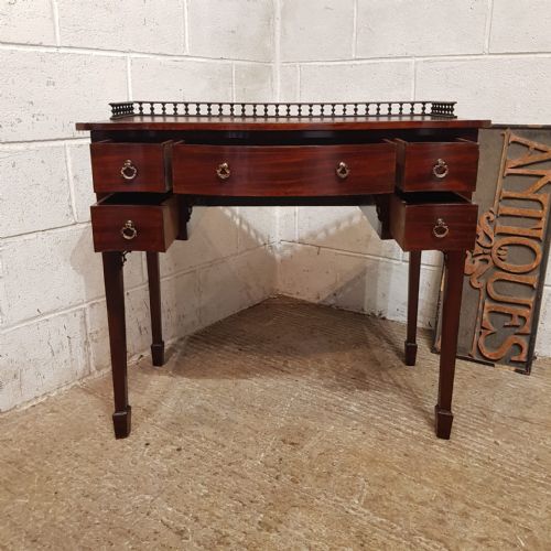 AN EDWARDIAN SERPENTINE FRONTED MAHOGANY WRITING TABLE C1900 - ADDITIONAL PHOTO 6