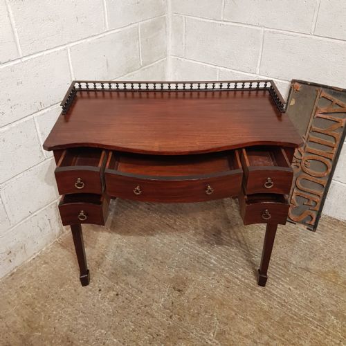 AN EDWARDIAN SERPENTINE FRONTED MAHOGANY WRITING TABLE C1900 - ADDITIONAL PHOTO 7