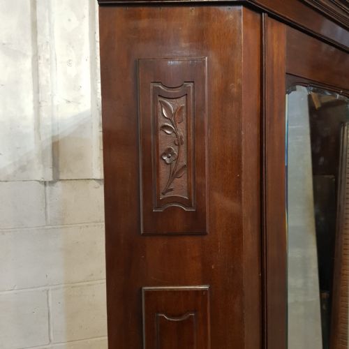 A LATE VICTORIAN MAHOGANY CORNER WARDROBE C1890 - ADDITIONAL PHOTO 3