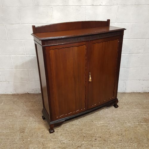 AN EDWARDIAN BOW FRONTED CUPBOARD IN MAHOGANY C1900 - ADDITIONAL PHOTO 3