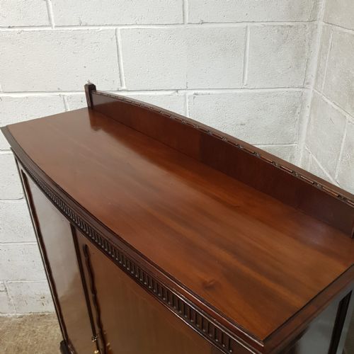 AN EDWARDIAN BOW FRONTED CUPBOARD IN MAHOGANY C1900 - ADDITIONAL PHOTO 7