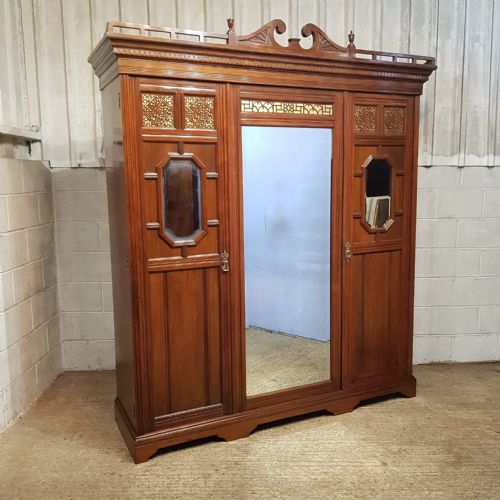 A LATE VICTORIAN MAHOGANY TRIPLE WARDROBE C1890 - ADDITIONAL PHOTO 3