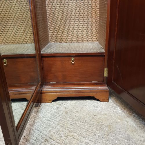 A LATE VICTORIAN MAHOGANY TRIPLE WARDROBE C1890 - ADDITIONAL PHOTO 5
