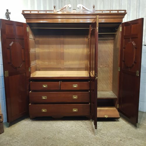 A LATE VICTORIAN MAHOGANY TRIPLE WARDROBE C1890 - ADDITIONAL PHOTO 6