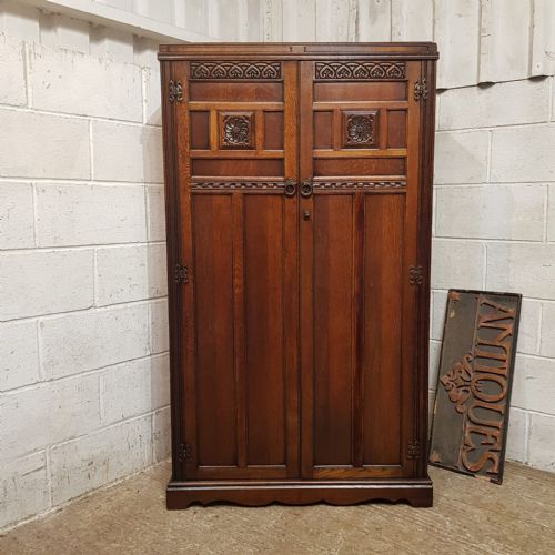 A SMALL OAK WARDROBE C1920