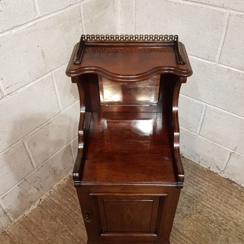 A LATE VICTORIAN MAHOGANY BEDSIDE CABINET C1900 - ADDITIONAL PHOTO 3