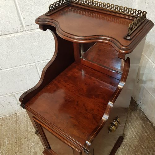 A LATE VICTORIAN MAHOGANY BEDSIDE CABINET C1900 - ADDITIONAL PHOTO 8