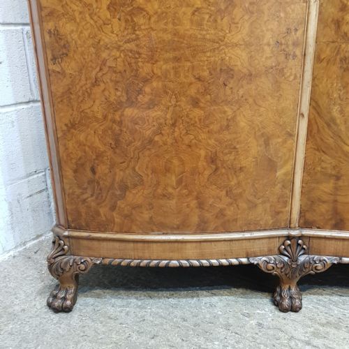 A BURR WALNUT SERPENTINE FRONTED TRIPLE WARDROBE C1920 - ADDITIONAL PHOTO 2