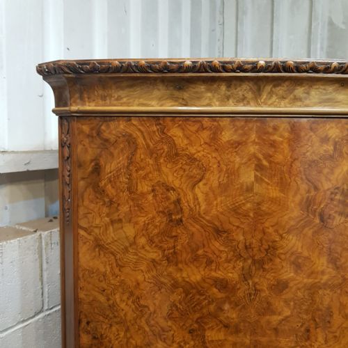 A BURR WALNUT SERPENTINE FRONTED TRIPLE WARDROBE C1920 - ADDITIONAL PHOTO 5