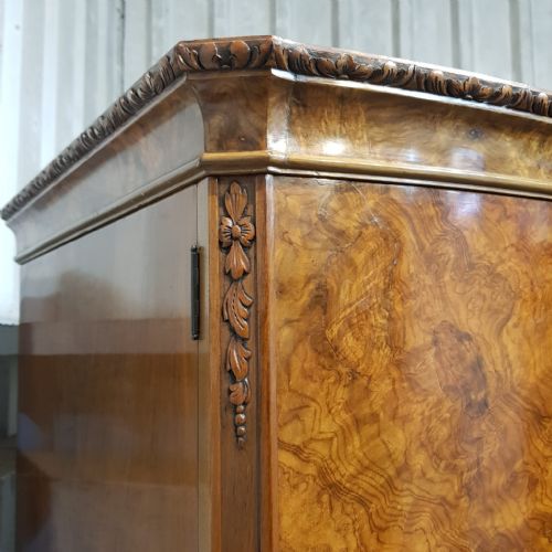 A BURR WALNUT SERPENTINE FRONTED TRIPLE WARDROBE C1920 - ADDITIONAL PHOTO 7