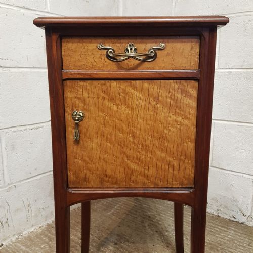 A PAIR OF FRENCH MAHOGANY AND BURR WALNUT BEDSIDE CABINETS C1920 - ADDITIONAL PHOTO 1