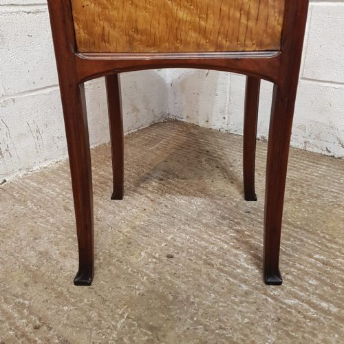 A PAIR OF FRENCH MAHOGANY AND BURR WALNUT BEDSIDE CABINETS C1920 - ADDITIONAL PHOTO 6