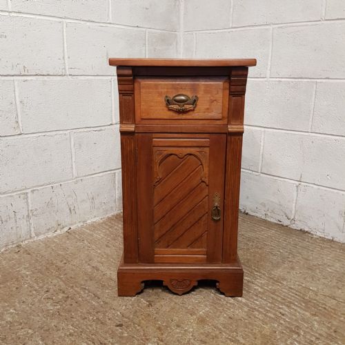fig 2. A PAIR OF EDWARDIAN MAHOGANY BEDSIDE CABINETS C1900