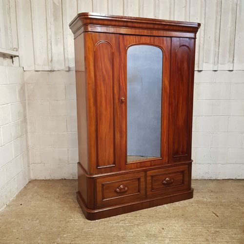 A VICTORIAN MAHOGANY WARDROBE C1880 - ADDITIONAL PHOTO 4