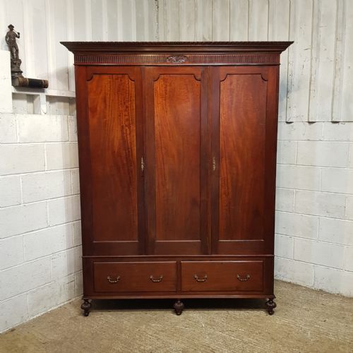 AN EDWARDIAN MAHOGANY CHIPPENDALE REVIVAL TRIPLE WARDROBE C1900