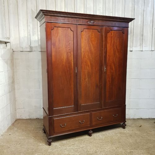 AN EDWARDIAN MAHOGANY CHIPPENDALE REVIVAL TRIPLE WARDROBE C1900 - ADDITIONAL PHOTO 1