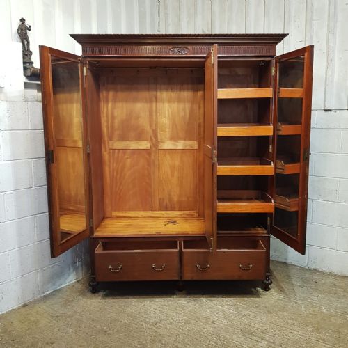 AN EDWARDIAN MAHOGANY CHIPPENDALE REVIVAL TRIPLE WARDROBE C1900 - ADDITIONAL PHOTO 5