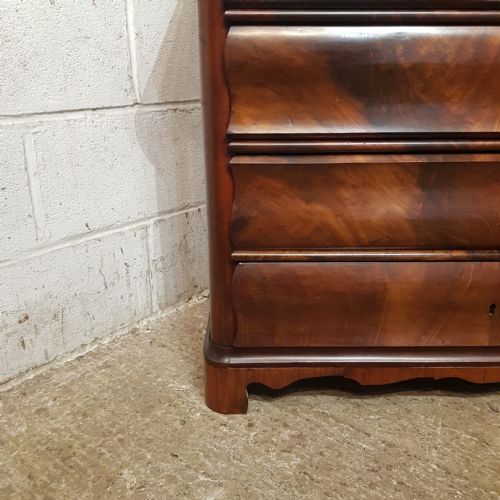A SMALL BIDERMEIER 4 HT MAHOGANY SERPENTINE FRONTED CHEST OF DRAWERS C1870 - ADDITIONAL PHOTO 4