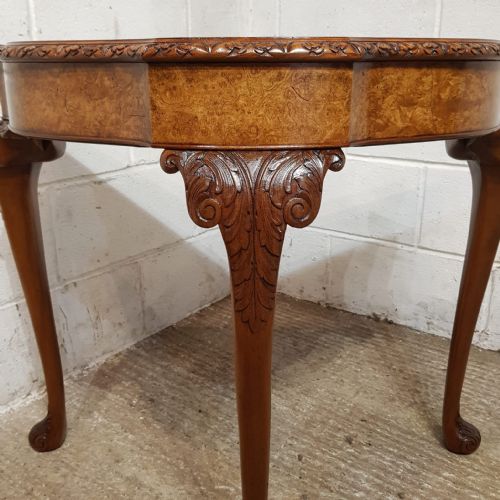 A SERPENTINE SHAPED BURR WALNUT HALL CONSOLE TABLE C1920 - ADDITIONAL PHOTO 1