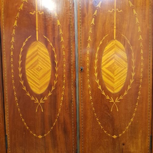 AN EDWARDIAN MAHOGANY TRIPLE WARDROBE C1900 - ADDITIONAL PHOTO 2