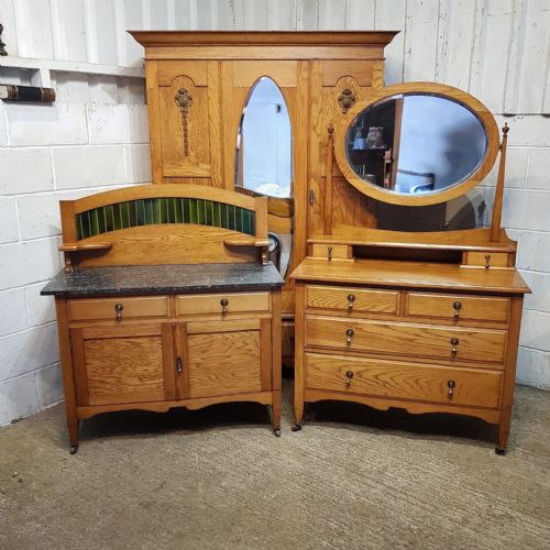An Oak Arts & Crafts 3 Piece Bedroom Suite C1910