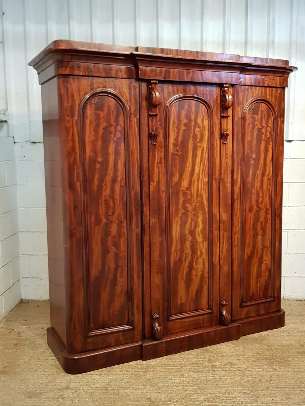 ANTIQUE VICTORIAN FLAMED MAHOGANY TRIPLE WARDROBE COMPACTUM C1880