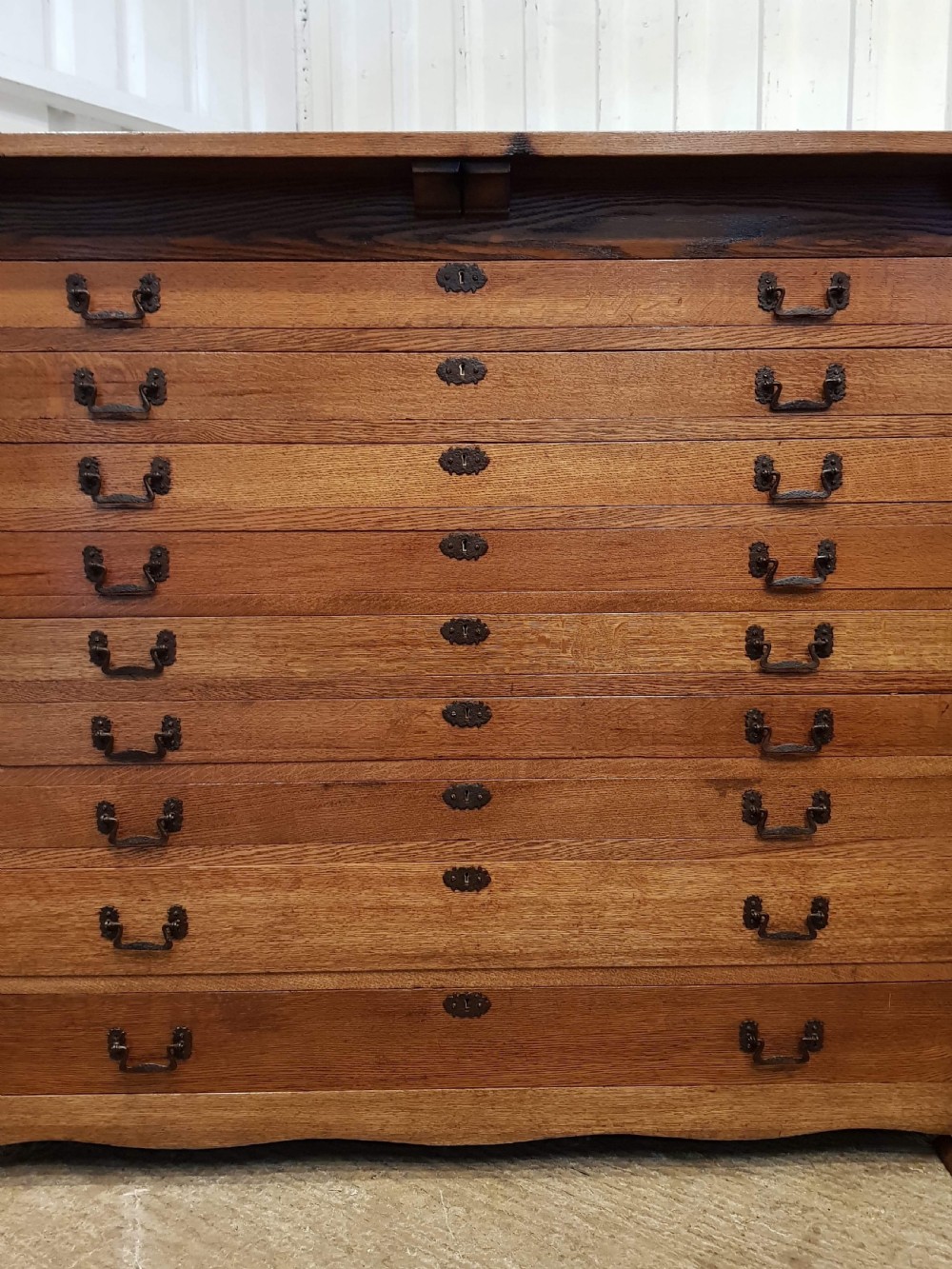 SUPERB ANTIQUE LATE VICTORIAN ARTS & CRAFTS LARGE OAK PLAN CHEST C1890 View III
