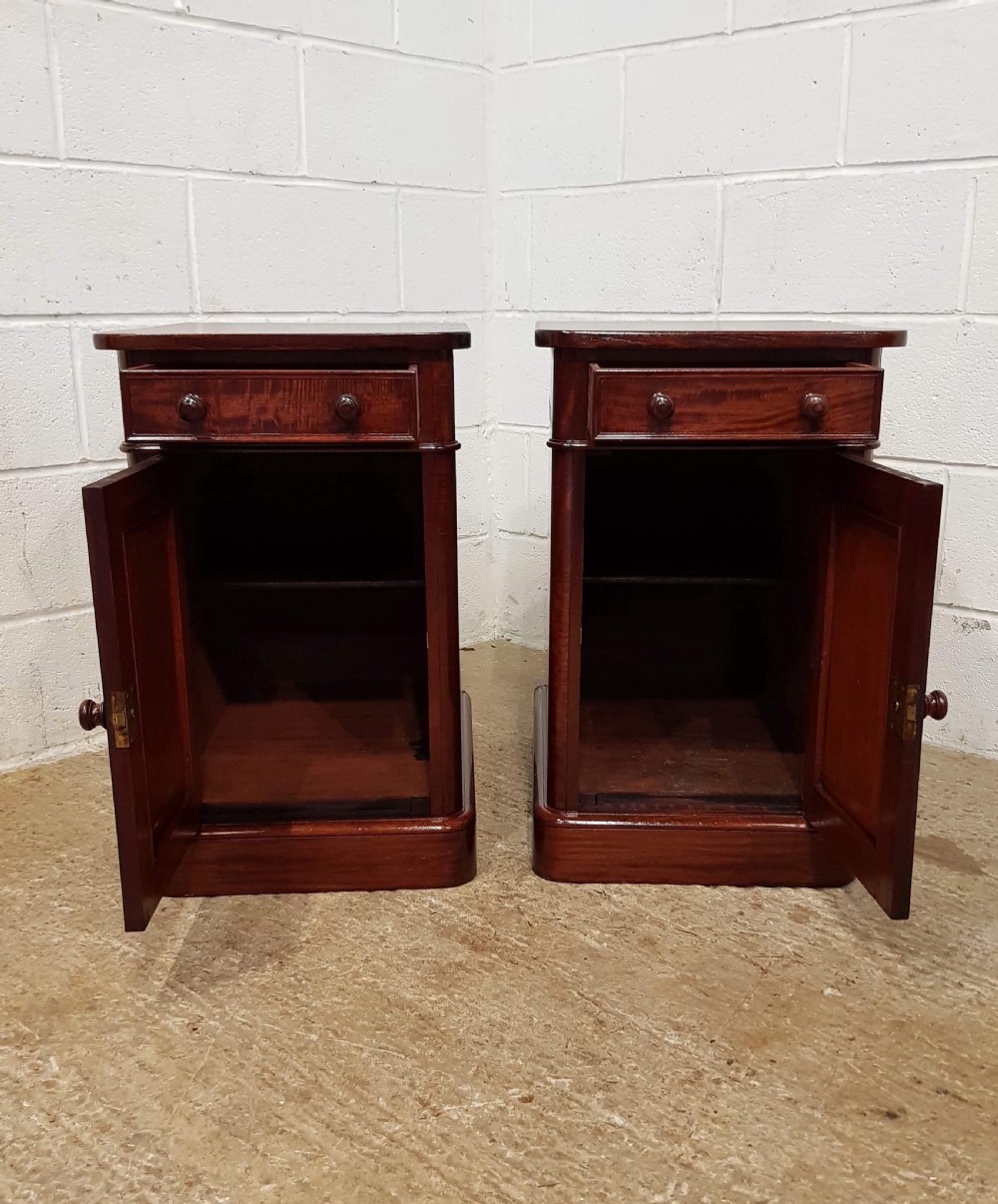 ANTIQUE PAIR OF VICTORIAN MAHOGANY BEDSIDE CABINETS C1880 View III