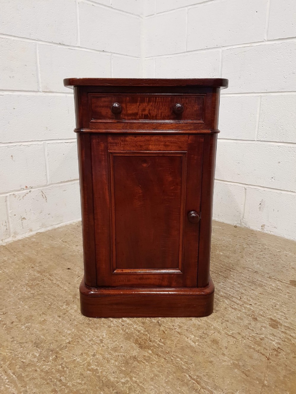 ANTIQUE PAIR OF VICTORIAN MAHOGANY BEDSIDE CABINETS C1880 View V