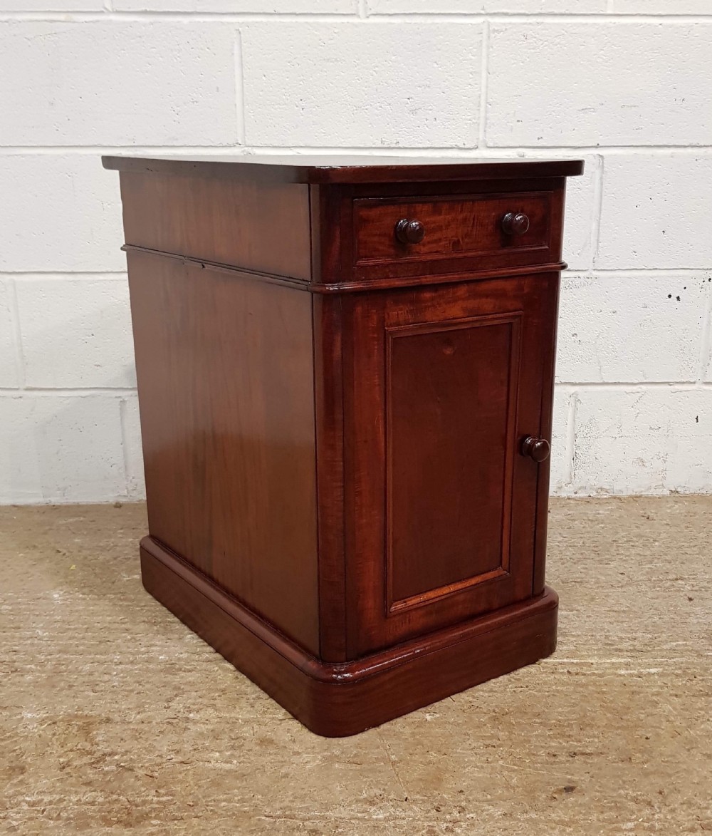 ANTIQUE PAIR OF VICTORIAN MAHOGANY BEDSIDE CABINETS C1880 View VI