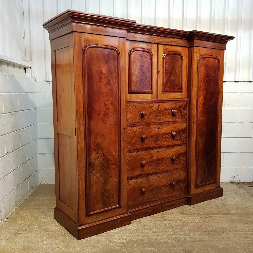 ANTIQUE VICTORIAN FLAMED MAHOGANY INVERTED BREAKFRONT TRIPLE WARDROBE COMPACTUM C1880 View III