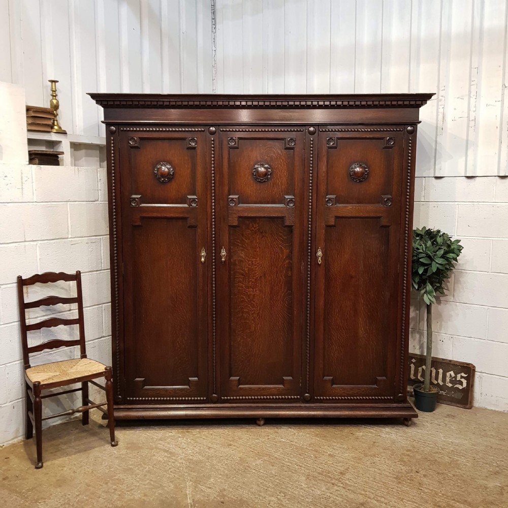 ANTIQUE EDWARDIAN OAK TRIPLE WARDROBE C1900