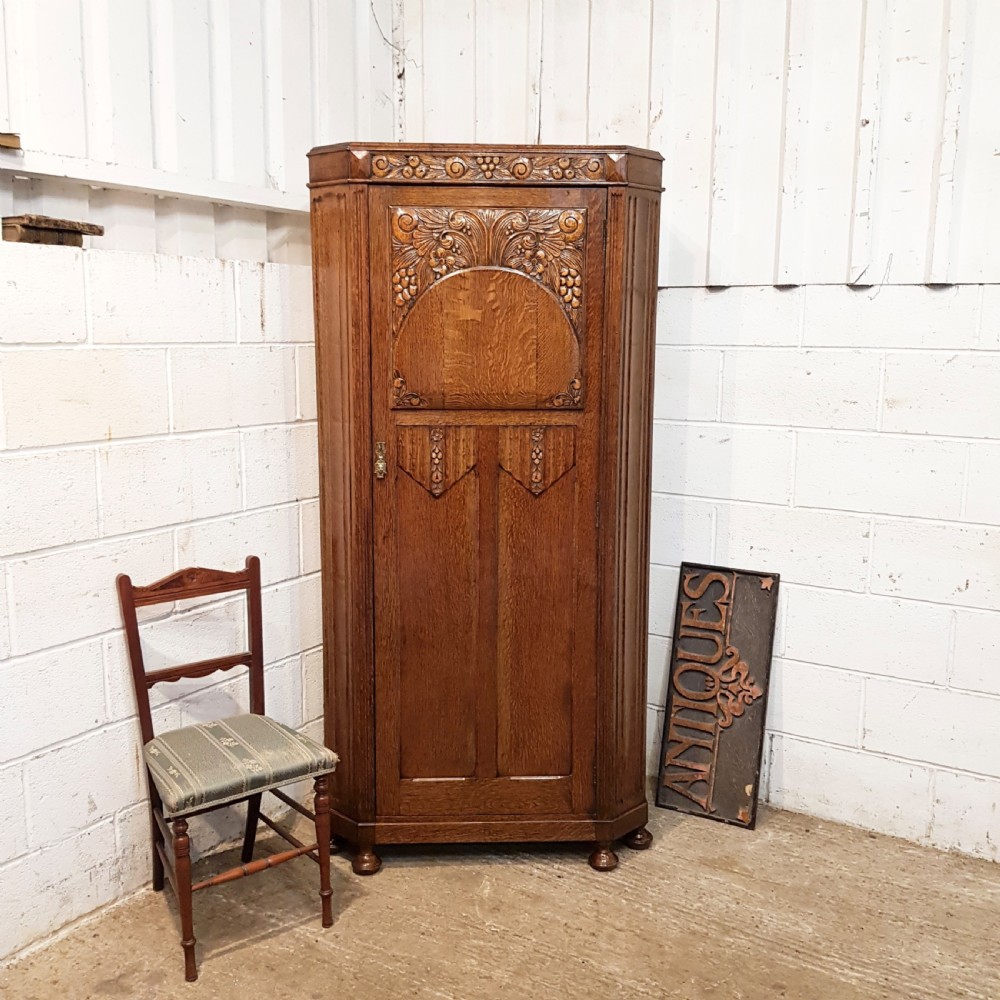 ANTIQUE CARVED OAK HALL ROBE C1920