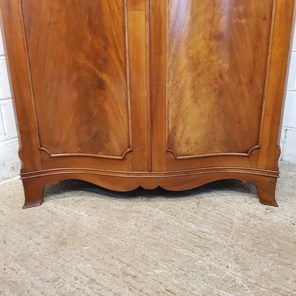 ANTIQUE EDWARDIAN MAHOGANY SERPENTINE FRONTED DOUBLE WARDROBE c1900 View II