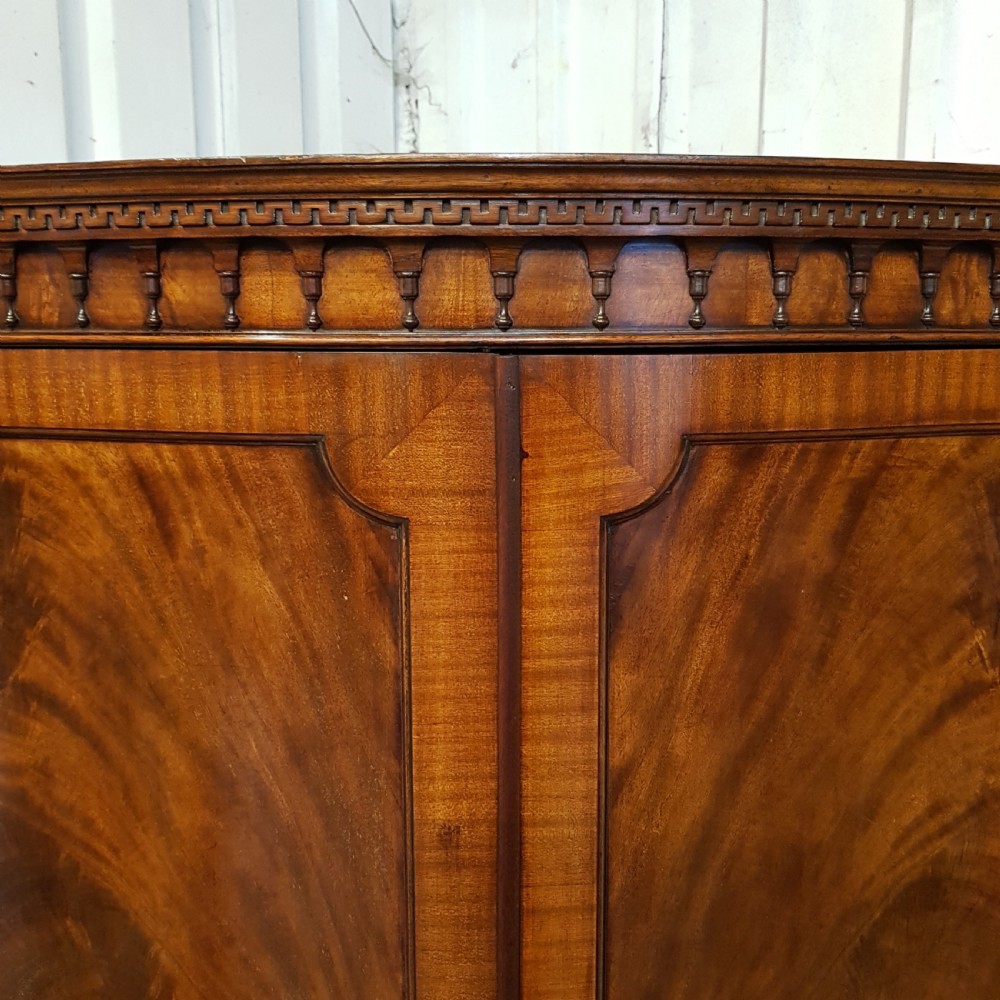 ANTIQUE EDWARDIAN SERPENTINE SHAPED MAHOGANY DOUBLE WARDROBE C1900 View III