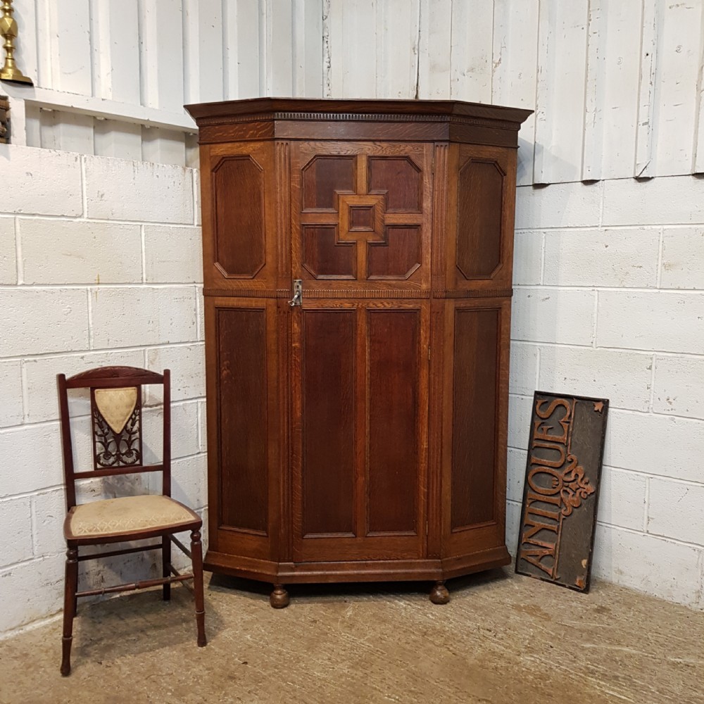 ANTIQUE EDWARDIAN OAK GEOMETRIC HALL ROBE C1900