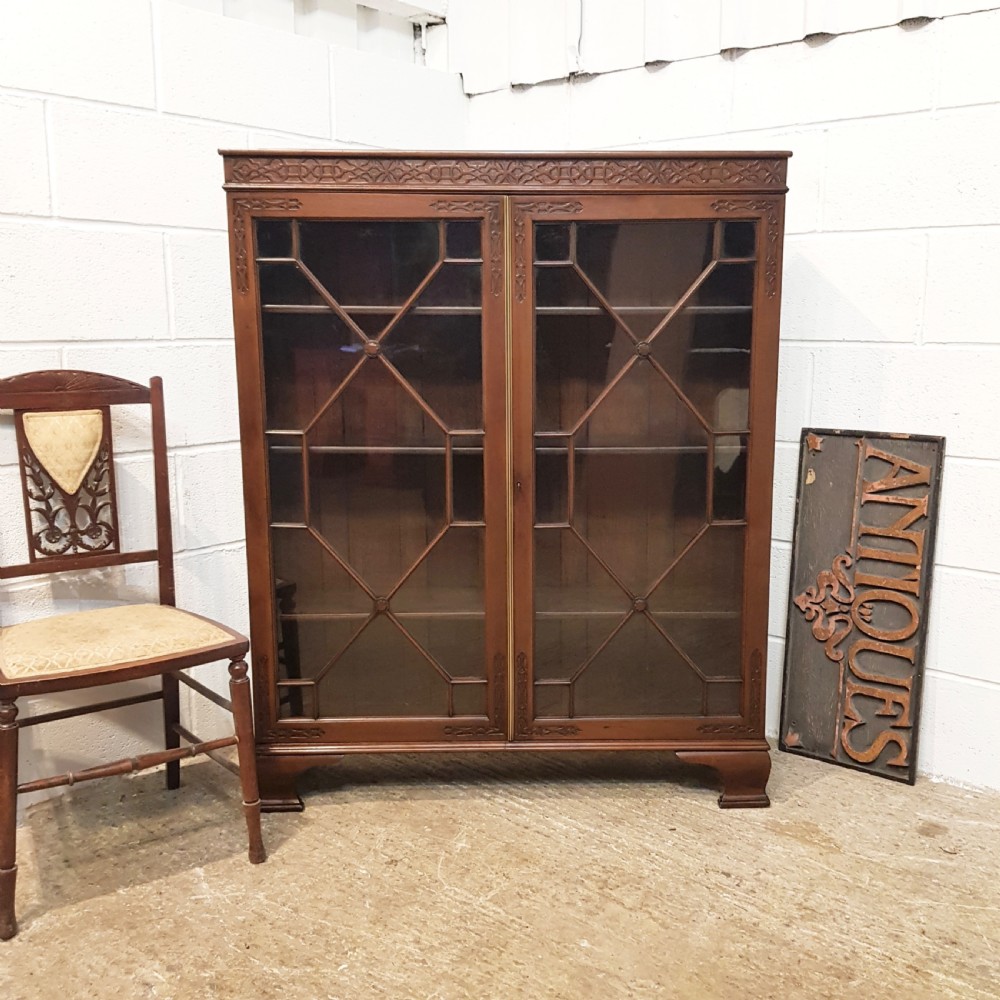 ANTIQUE EDWARDIAN CHIPPENDALE MAHOGANY ASTRAGAL GLAZED BOOKCASE C1900
