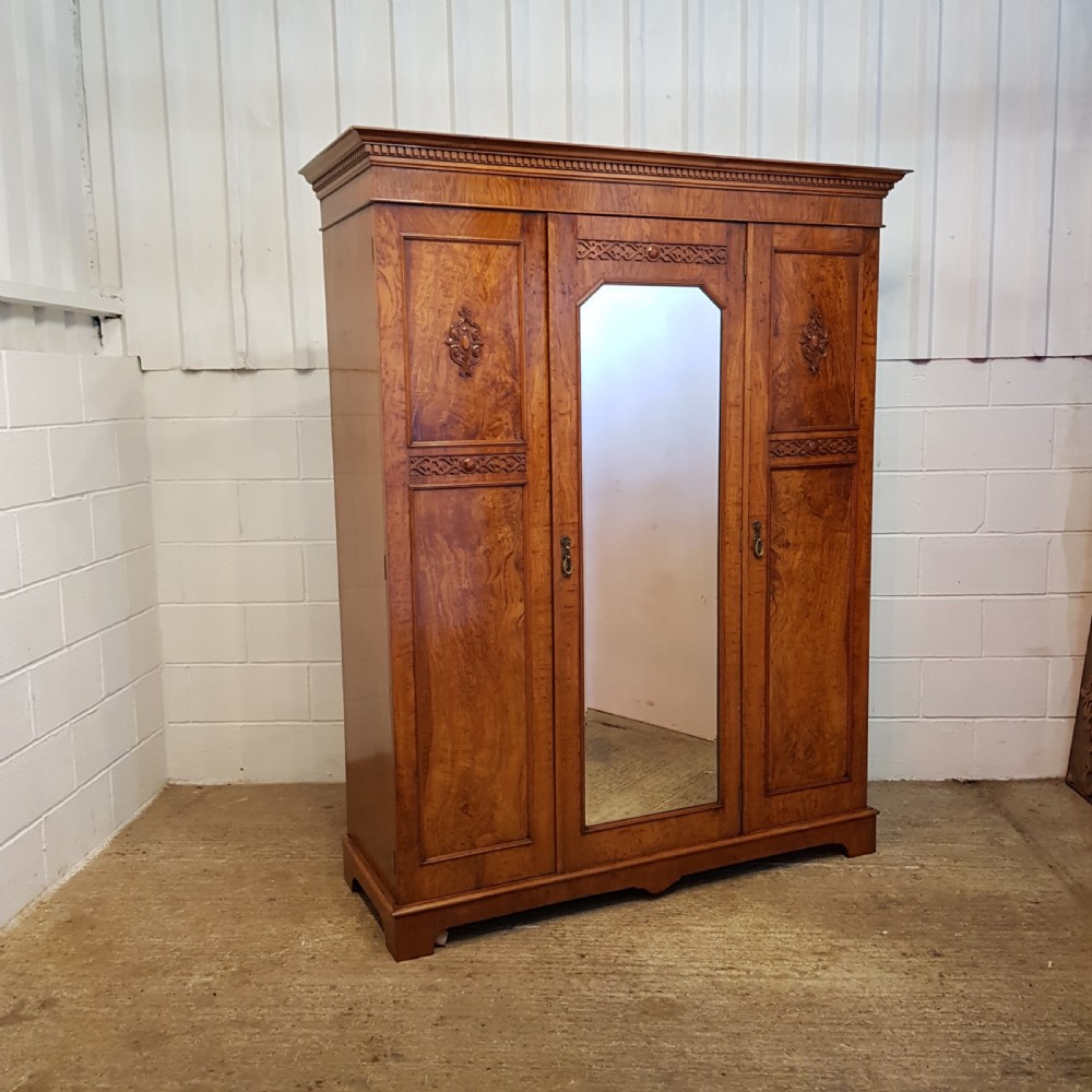 ANTIQUE VICTORIAN BURR OAK TRIPLE WARDROBE CC1880 View VII