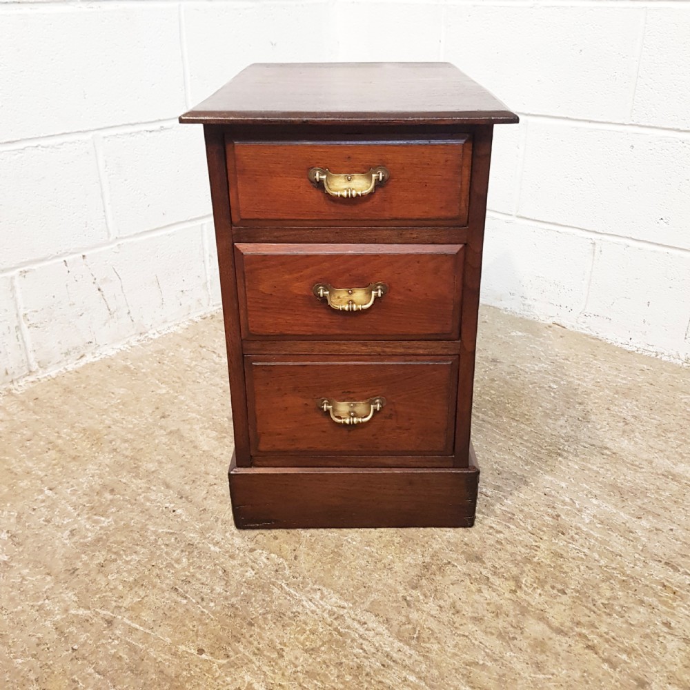 ANTIQUE PAIR EDWARDIAN MAHOGANY BEDSIDE CHESTS OF DRAWERS C1900 View II