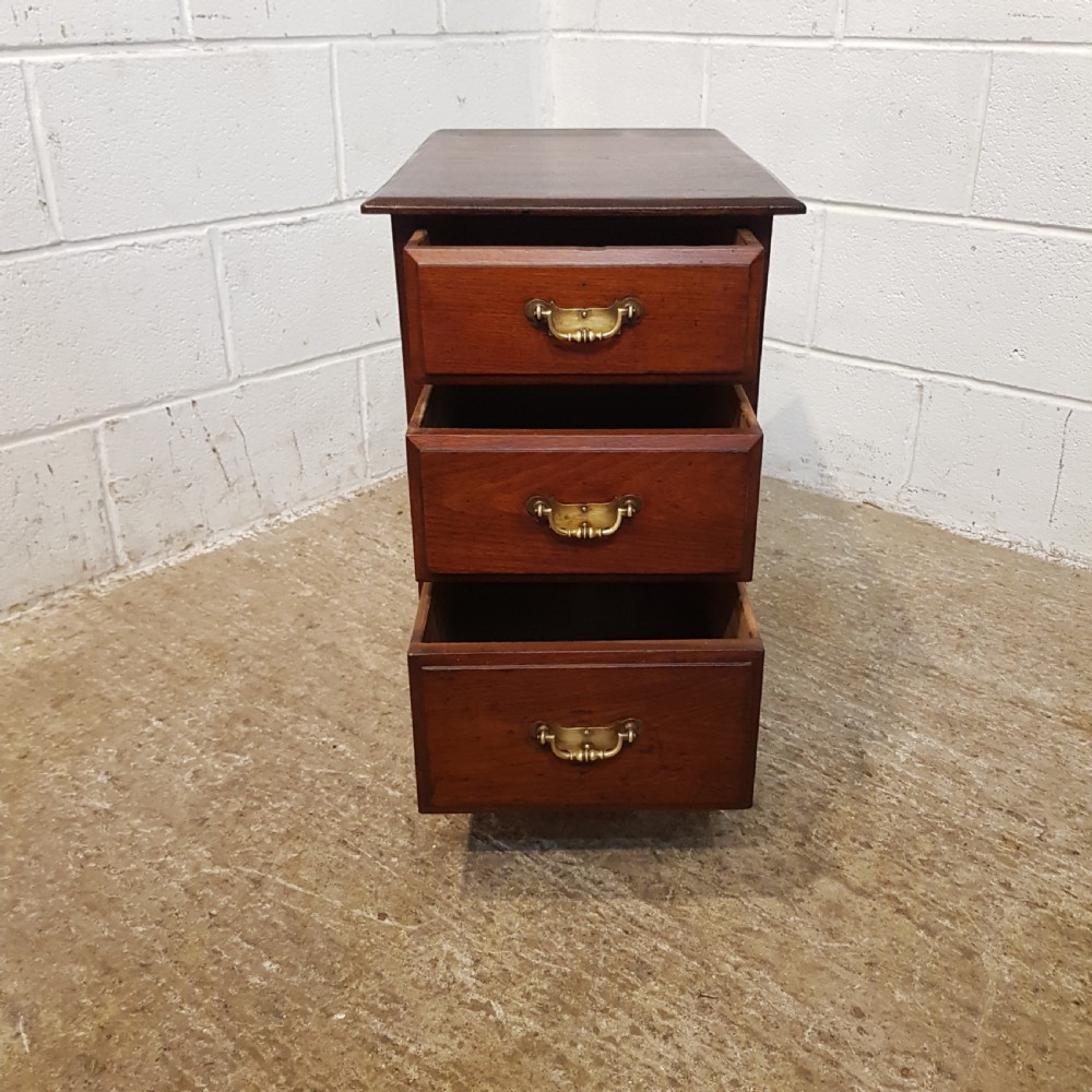 ANTIQUE PAIR EDWARDIAN MAHOGANY BEDSIDE CHESTS OF DRAWERS C1900 View VII
