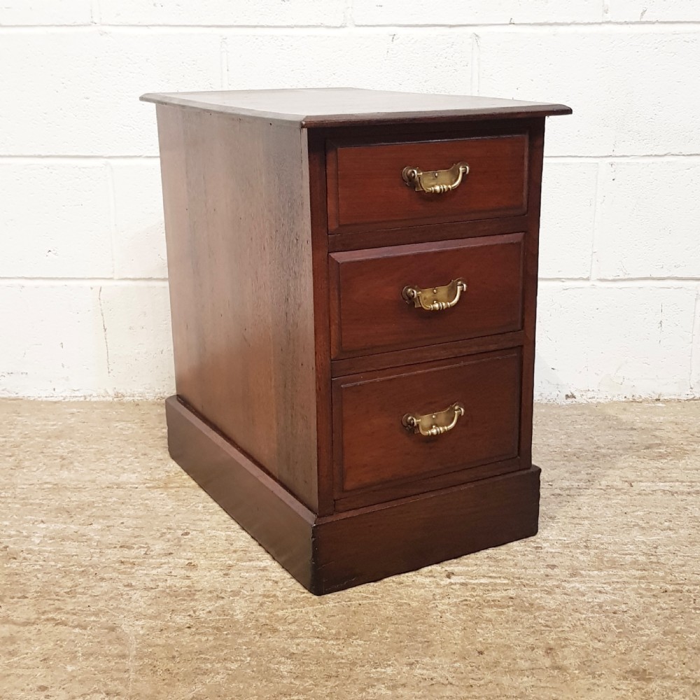 ANTIQUE PAIR EDWARDIAN MAHOGANY BEDSIDE CHESTS OF DRAWERS C1900 View VIII
